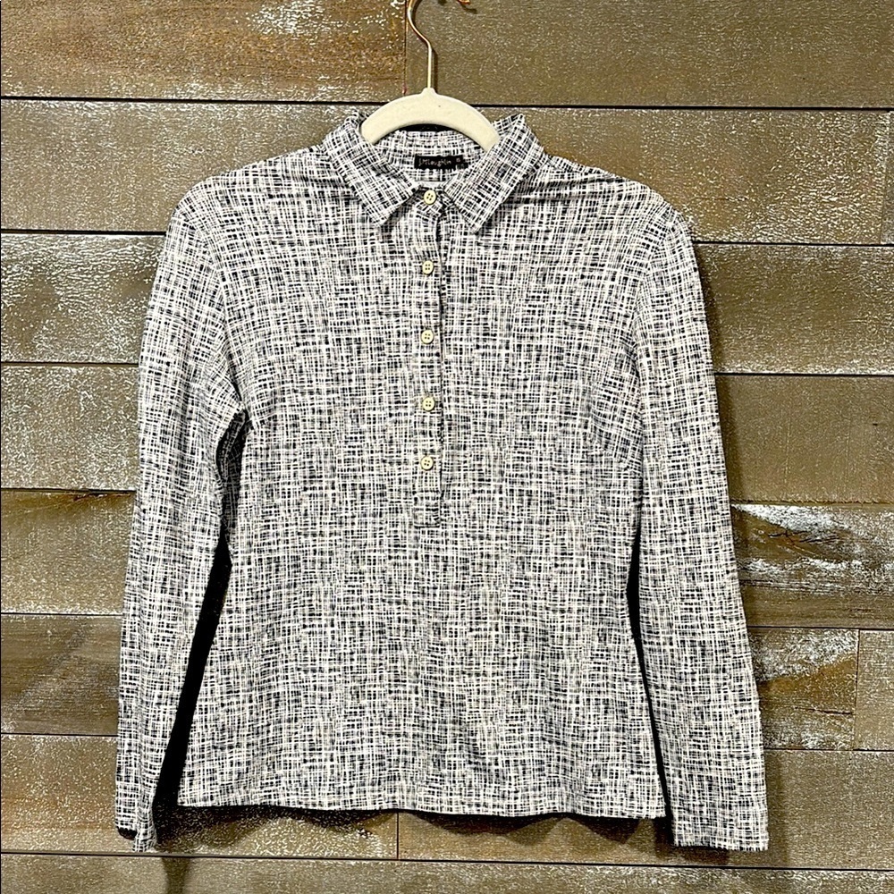 J. McLaughlin black and White 1/2 buttoned down blouse size XS